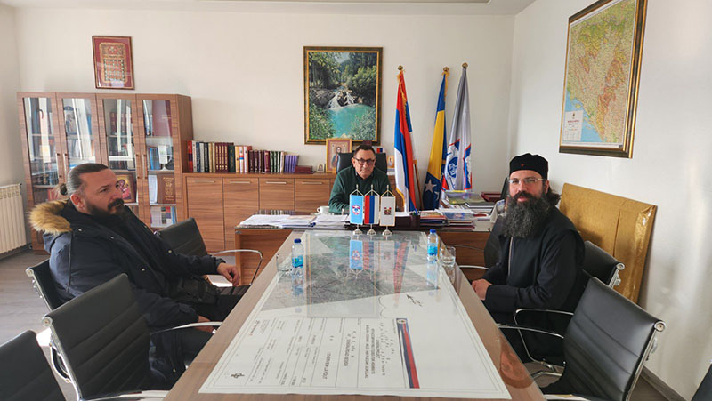 Духовни разговор начелника са игуманом манастира Свете Тројице