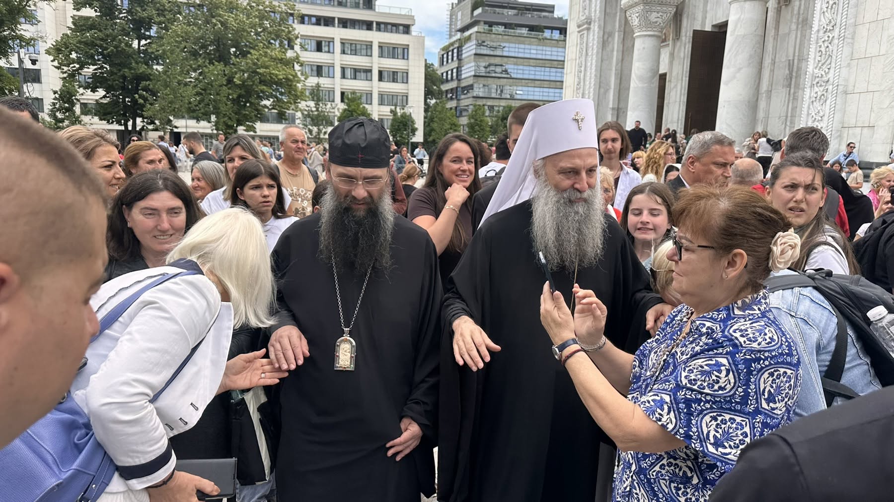 Патријарх и дању и ноћу са верницима на Врачару