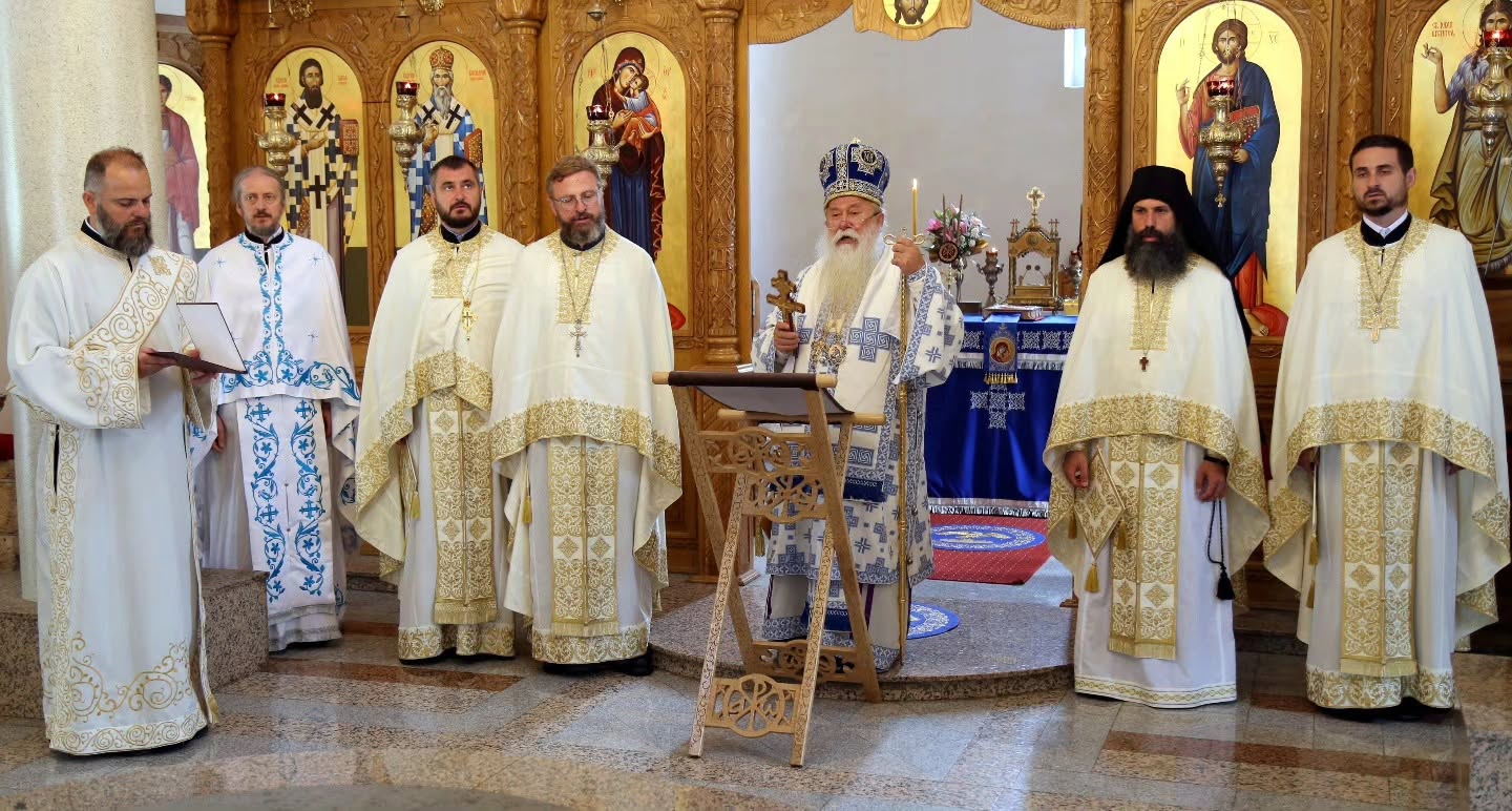 МИТРОПОЛИТ ХРИЗОСТОМ СЛУЖИО СВЕТУ АРХИЈЕРЕЈСКУ ЛИТУРГИЈУ И ПРИЗИВ СВЕТОГА ДУХА ЗА ПОЧЕТАК НОВЕ ШКОЛСКЕ 2026/27. ГОДИНЕ У БОГОСЛОВИЈИ У ФОЧИ